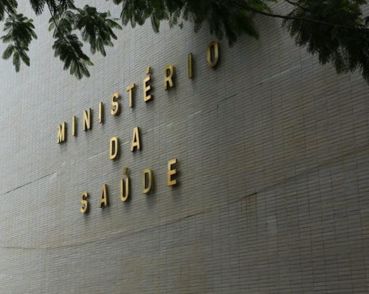 Detalhe de fachada em cor clara com o nome do Ministério da Saúde
