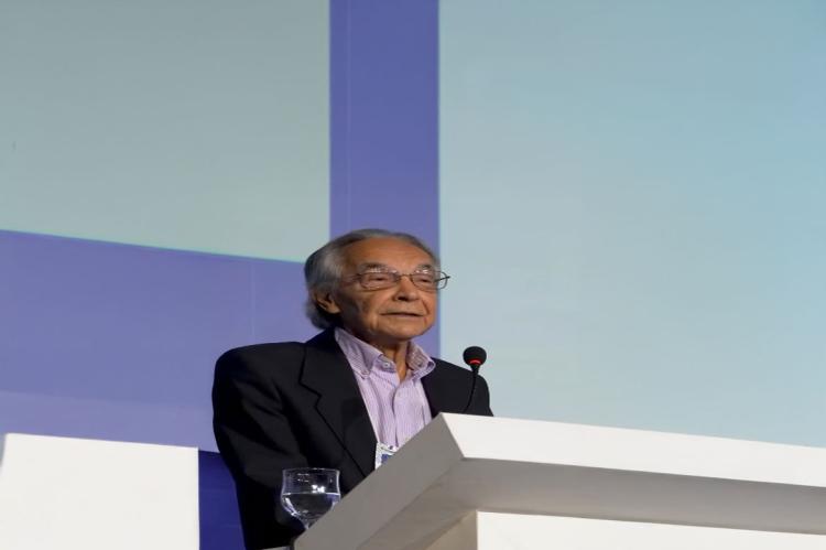 Homem de perfil fala em um púlpito