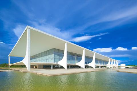 Perspectiva do Palácio do Planlato sob céu azul