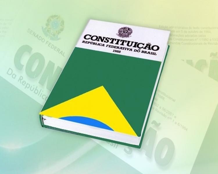 Constituição Brasileira, capa verde e amarela,com detalhes da bandeira do Brasil