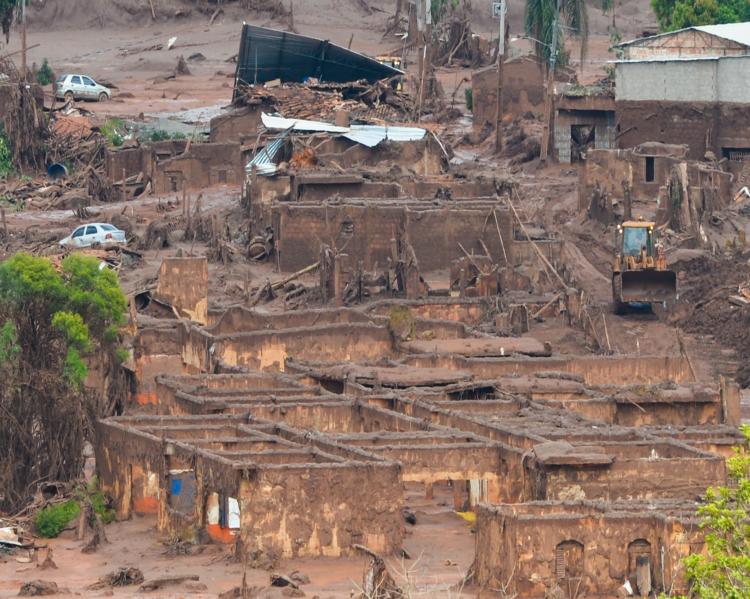 As marcas da destruição em Mariana (MG), após rompimento de barragem de rejeitos da mineradora Samarco, subsidiária da Vale (foto: Rovena Rosa/Agência Brasil)