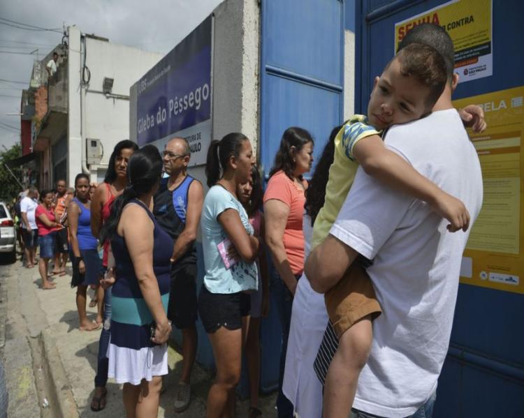 AGENCIA BRASIL_ POSTO DE SAUDE FILA