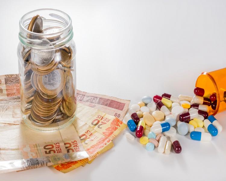 medicamentos e dinheiro