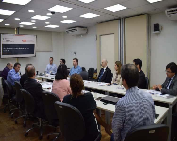 Pessoas ao redor de uma mesa em debate