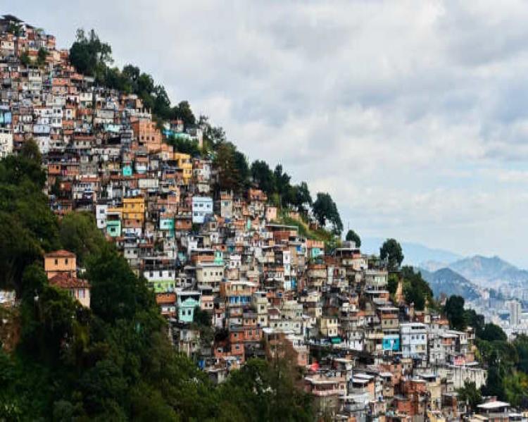 Vista panorâmica de uma favela, com o céu ao fundo
