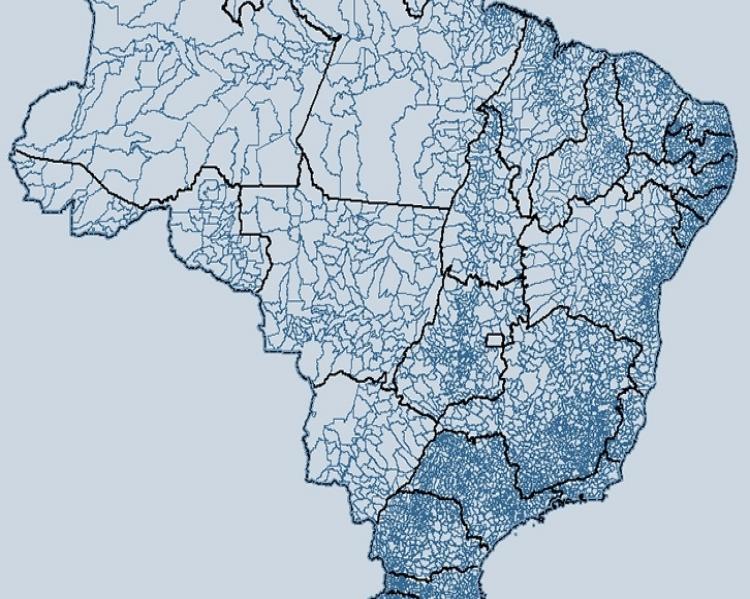 Mapa do Brasil em tons de azul, indicando estados e municípios do país