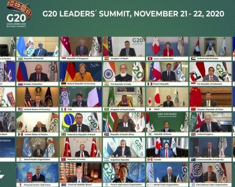 Pequenos quadrados emoldurando rostos lado a lado de homens e mulheres, chefes de Estado, em reunião virtual