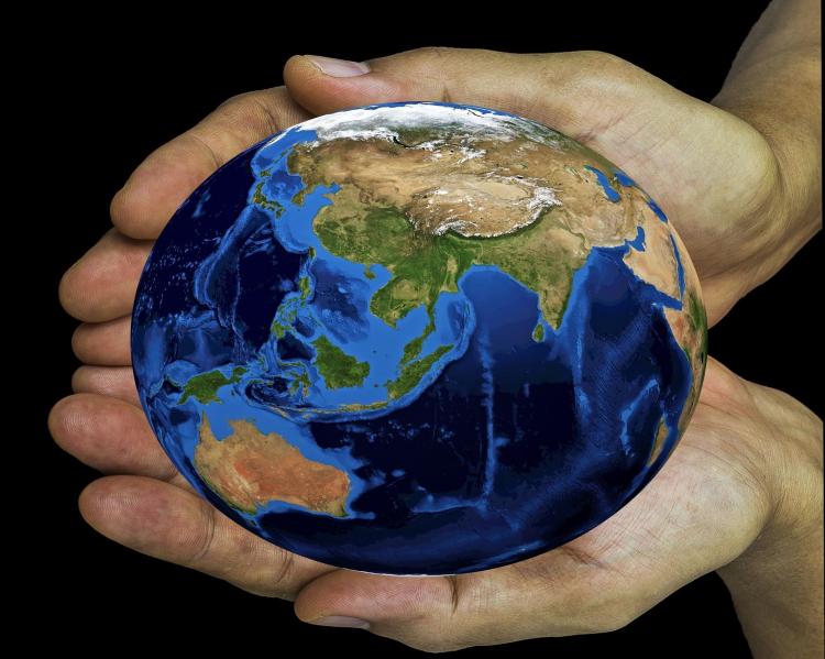 Mãos em concha seguram o globo terrestre