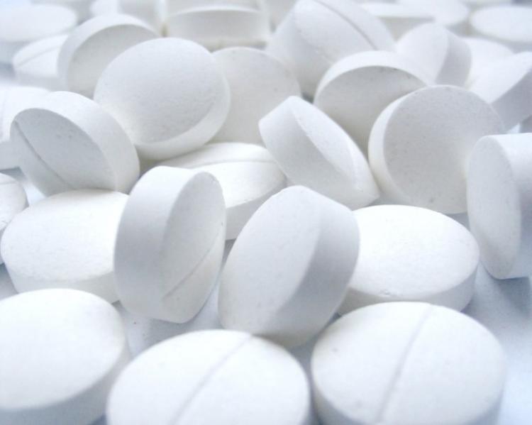 Comprimidos redondos de cor branca espalhados