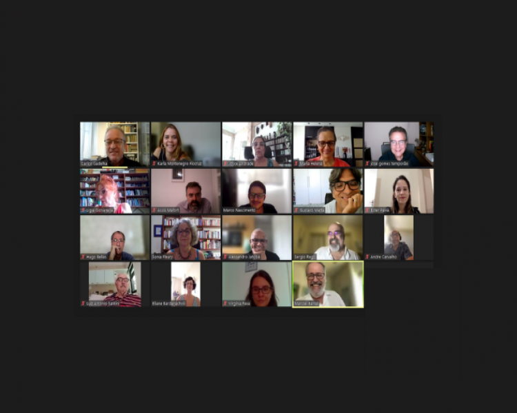 Reprodução de tela de computador em live, mostrando o rosto de diversos particiantes de uma reunião remota