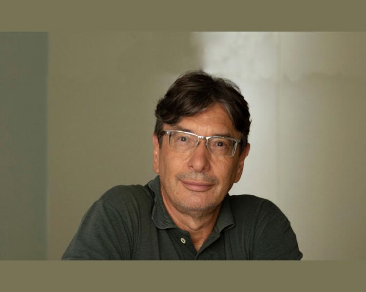 Homem de camisa verde e óculos 