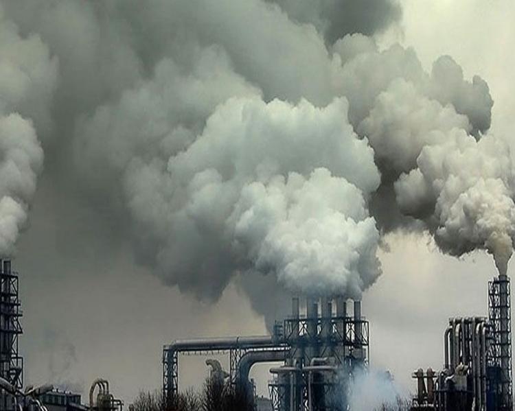 Chaminés emitindo grande quantidade de fumaça, tomando o céu