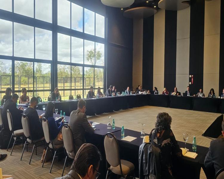 Homens e mulheres sentados em reunião de trabalho