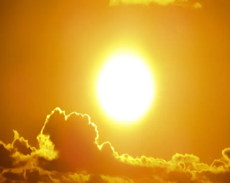 Sol brilhando no céu amarelo pela luz