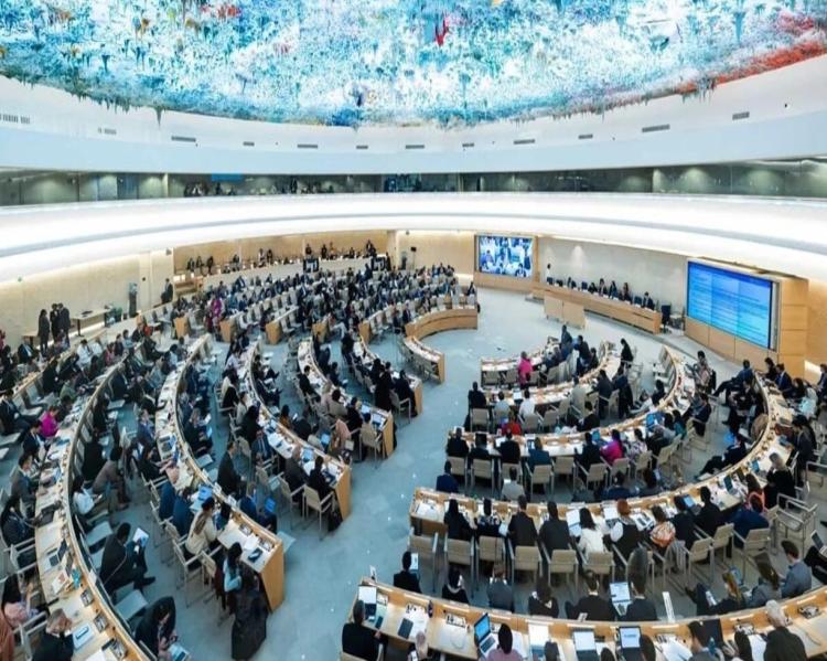 Plenária em círculo com centenas de pessoas ocupando seus assentos