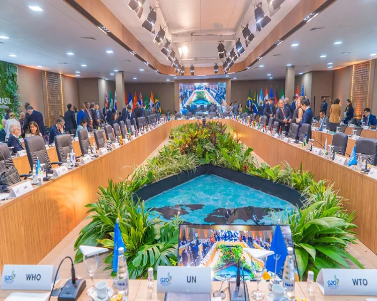 Duas bancadas gigantescas em V, nas quais estão reunidos centenas de homens e mulheres sentados lado a lado