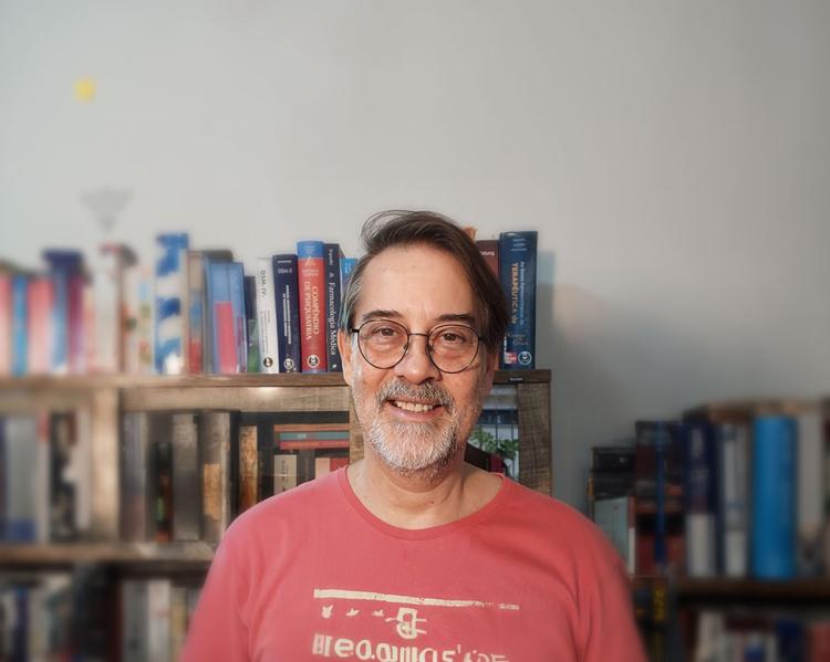 Homem segurando livro  Descrição gerada automaticamente com confiança média