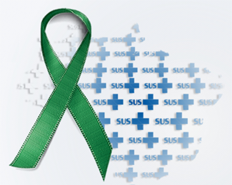Fita verde, simbolizando a importância da doação de órgãos, sobre o mapa do Brasil trazendo várias reproduções do símbolo do SUS